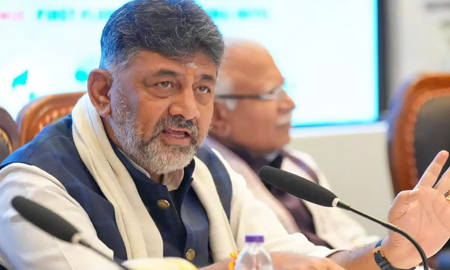 పదిహేనేళ్ళుట...పవన్ మాట డీకే నోట !