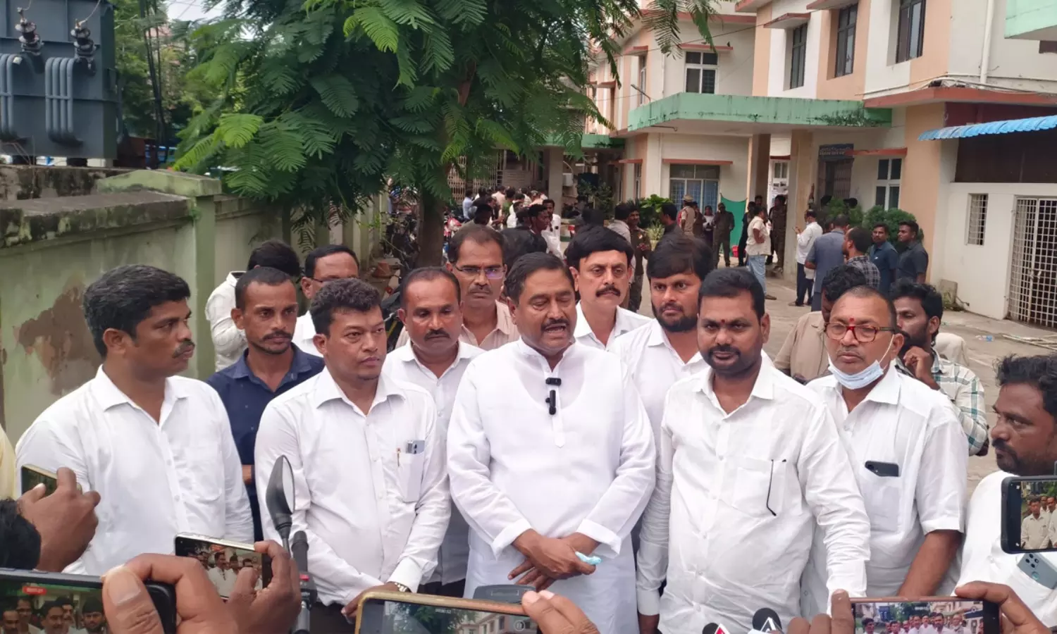 వైసీపీ పెద్దాయన ఉత్సాహం ఓకే కానీ ? వైసీపీ పెద్దాయన ఉత్సాహం ఓకే కానీ ?