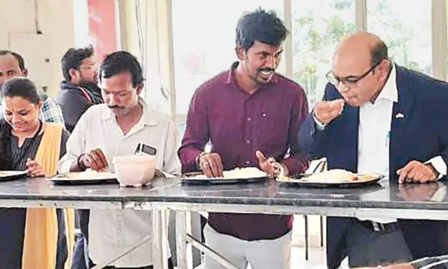 అన్న క్యాంటిన్ లో భోజనం చేసిన ఎన్నారై... కామెంట్స్ ఇవే! అన్న క్యాంటిన్ లో భోజనం చేసిన ఎన్నారై... కామెంట్స్ ఇవే!