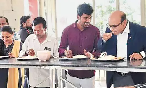 అన్న క్యాంటిన్ లో భోజనం చేసిన ఎన్నారై... కామెంట్స్ ఇవే!