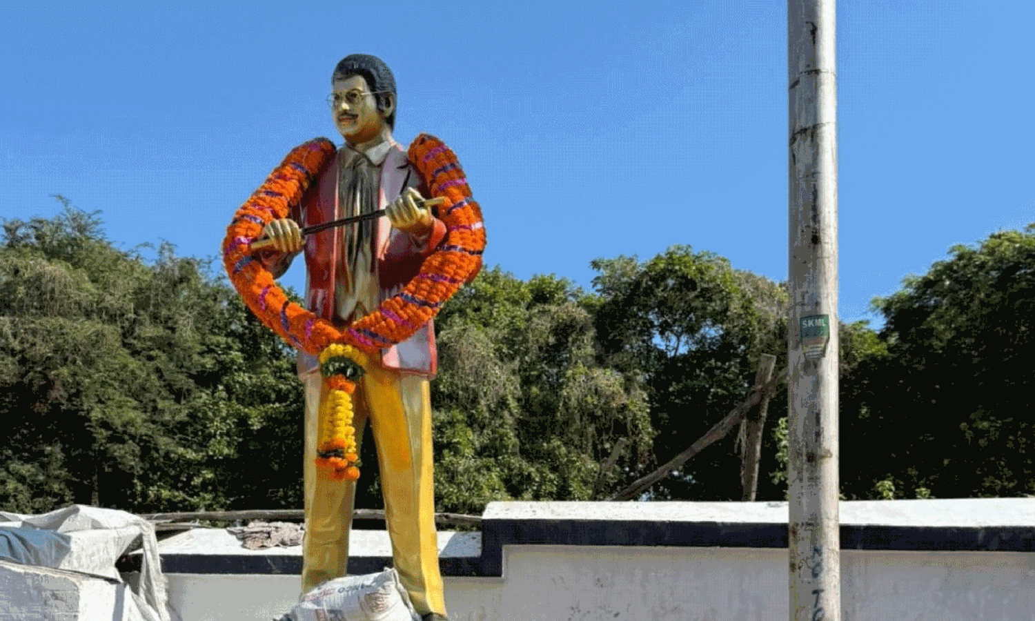 విశాఖ బీచ్ లో సూపర్ స్టార్ విగ్రహం విశాఖ బీచ్ లో సూపర్ స్టార్ విగ్రహం