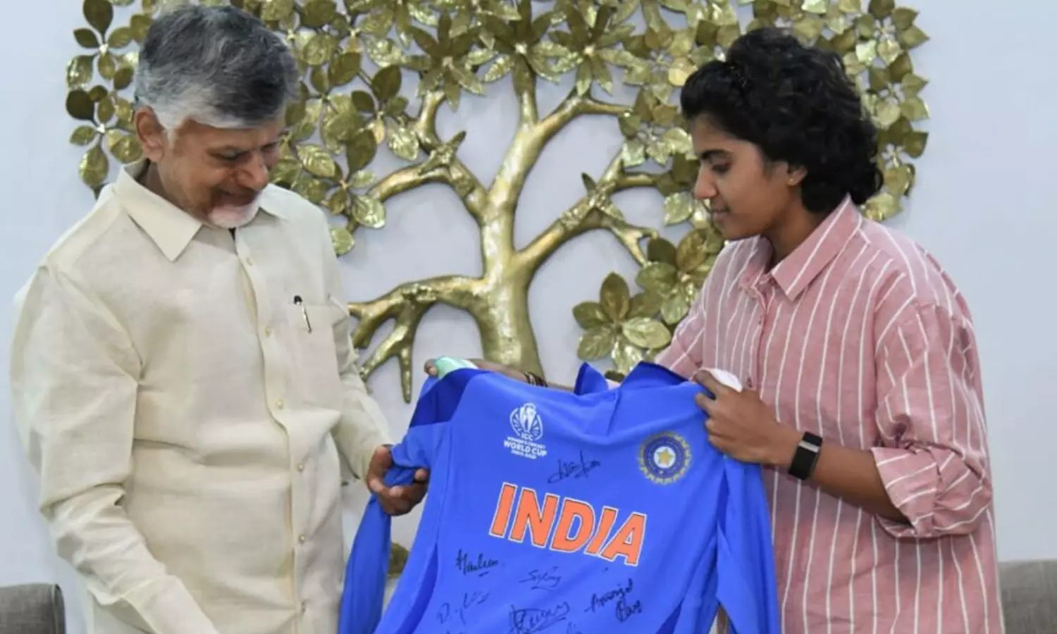 శ్రీచ‌ర‌ణికి కానుక‌లే కాదు.. అరుదైన గౌర‌వం కూడా!