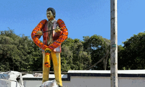 విశాఖ బీచ్ లో సూపర్ స్టార్ విగ్రహం