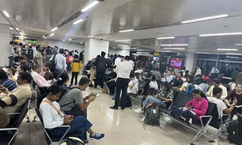 కుప్పకూలిన ఢిల్లీ విమానాశ్రయం.. 800 పైగా విమానాలు ఆలస్యం!