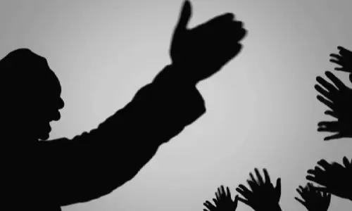 ఎలక్షన్ ముందు ‘డర్టీ పాలిటిక్స్’... నేతలకు ఎస్కార్ట్ అమ్మాయిలు?