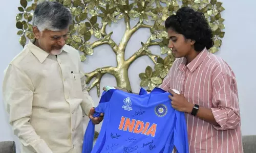 శ్రీచ‌ర‌ణికి కానుక‌లే కాదు.. అరుదైన గౌర‌వం కూడా!