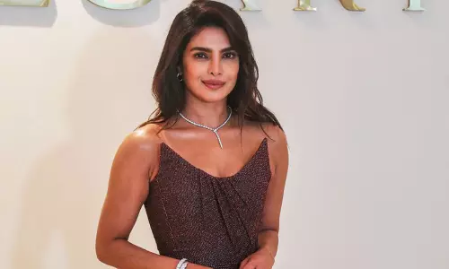 క్రిస్మ‌స్ పాట‌ను ఖూనీ చేసిందంటూ పీసీపై ఫైర్