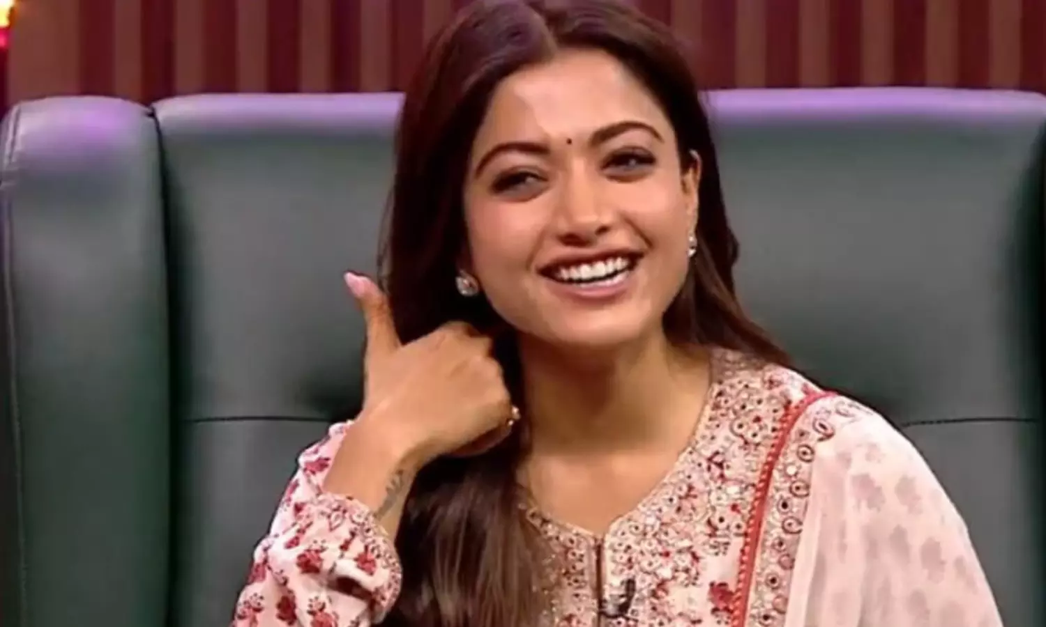 రష్మిక తెలివి... చేయనని చెప్పకుండా భలే చెప్పింది! రష్మిక తెలివి... చేయనని చెప్పకుండా భలే చెప్పింది!