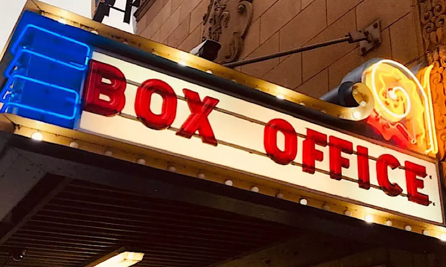 సమ్మర్ ఫైట్.. 11 సినిమాల మధ్య ఆ ఇద్దరు స్టార్స్..!