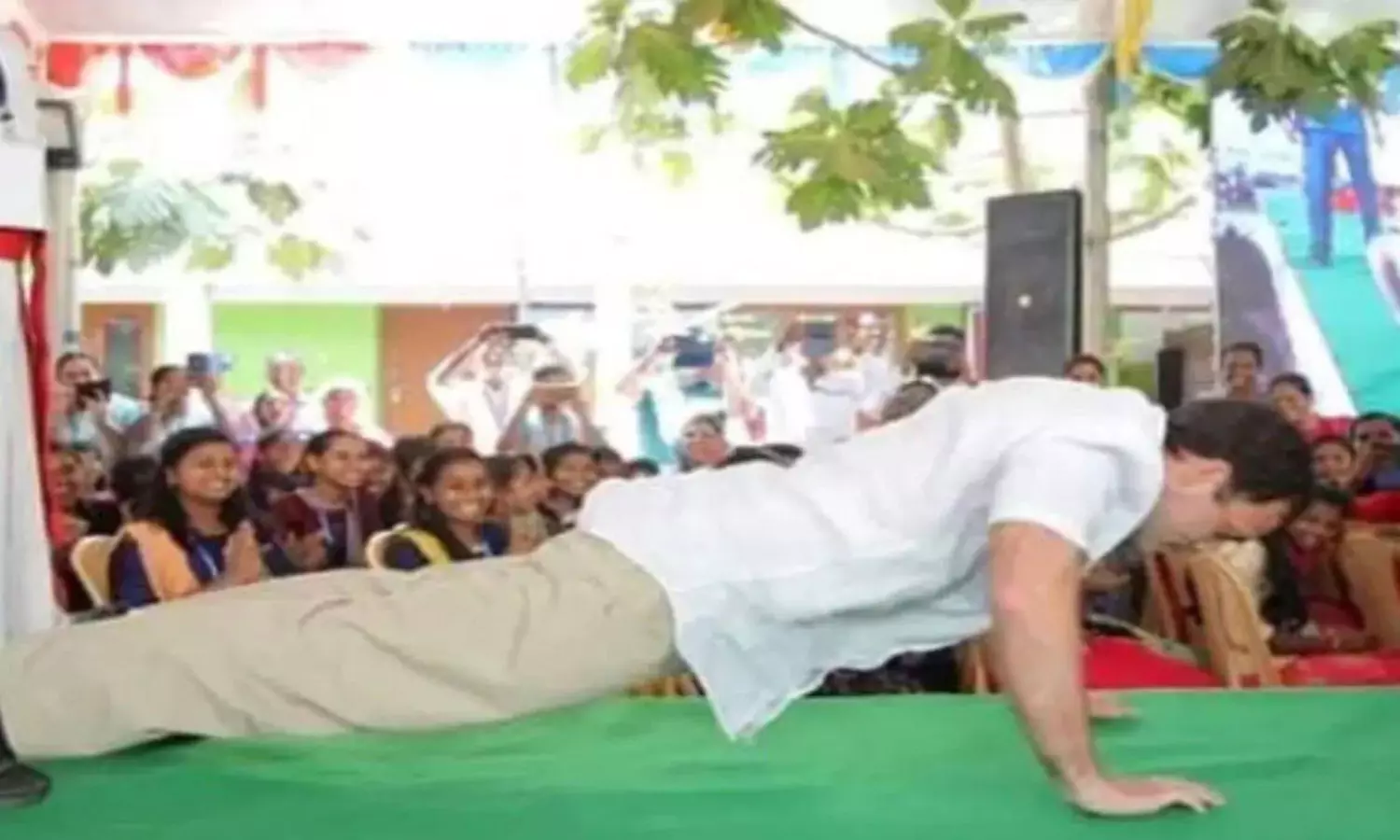 ఆలస్యంగా వచ్చిన రాహుల్ గాంధీకి పనిష్మెంట్.. శిక్ష అనుభవించాడిలా..