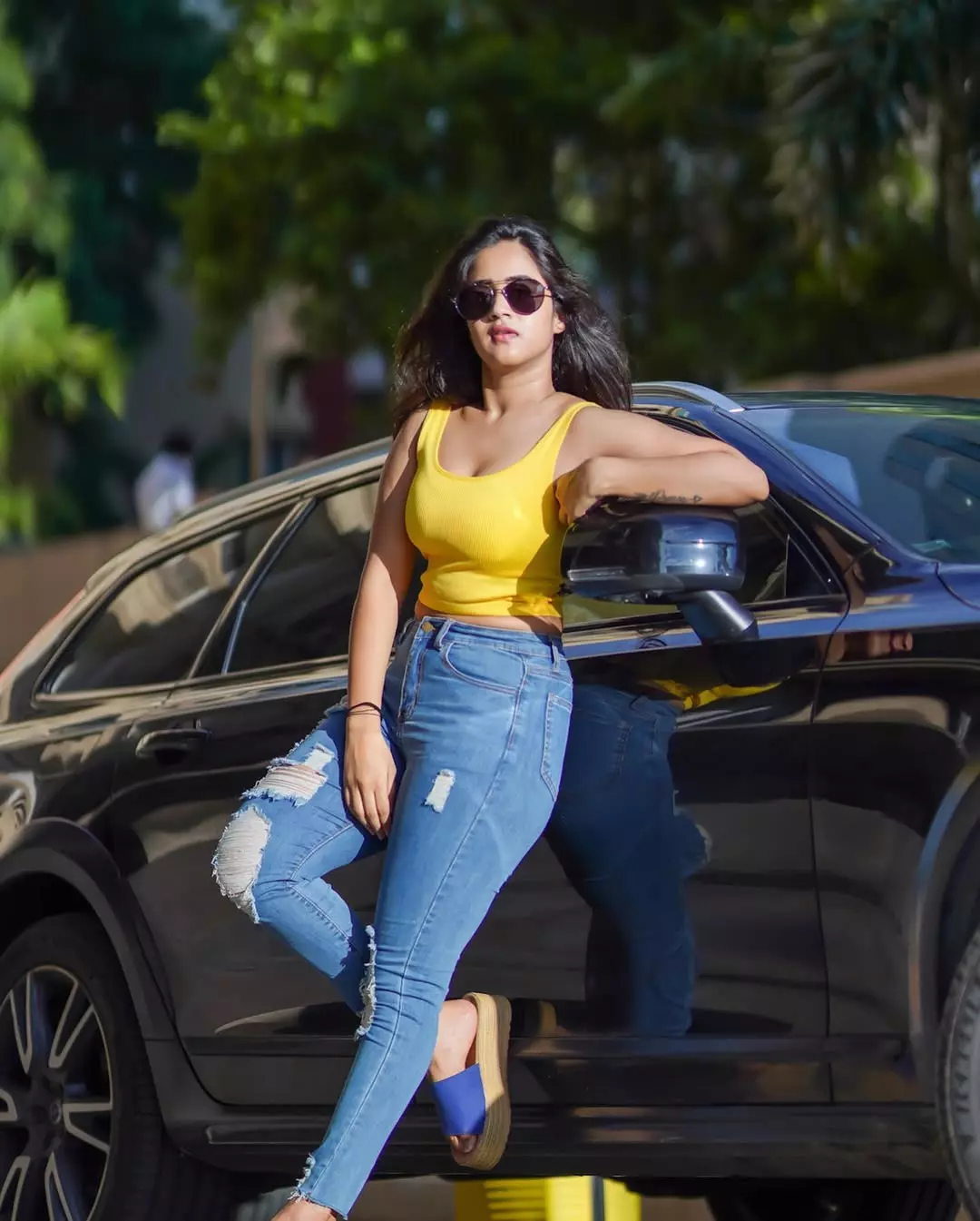 Deepthi Sunaina’s Bold Blue Takeover