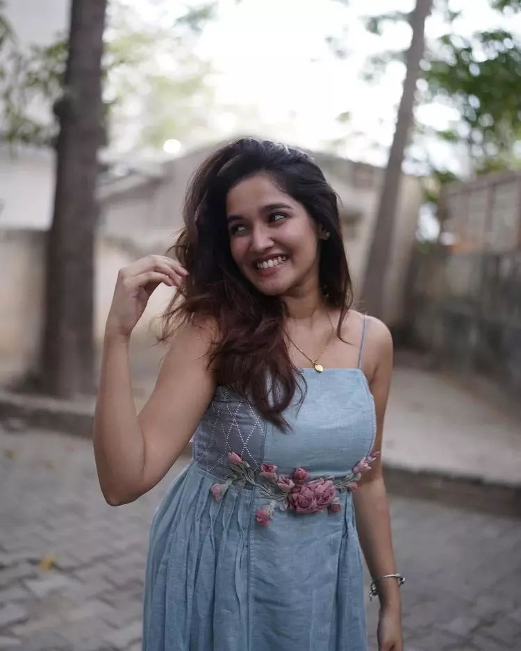 Anikha Surendran Love At Beachside Town Anikha Surendran Love At Beachside Town