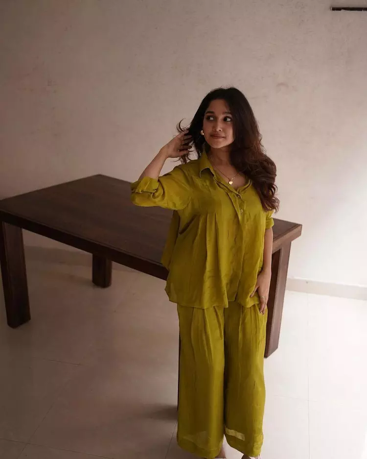 Anikha Surendran Love At Beachside Town