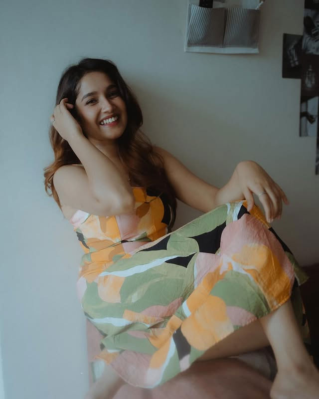 Anikha Surendran Love At Beachside Town