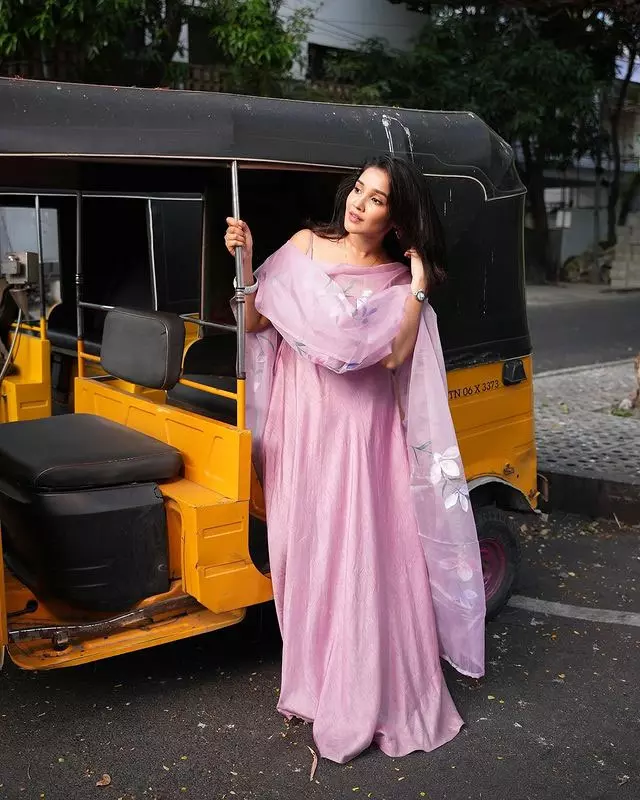 Anikha Surendran Love At Beachside Town