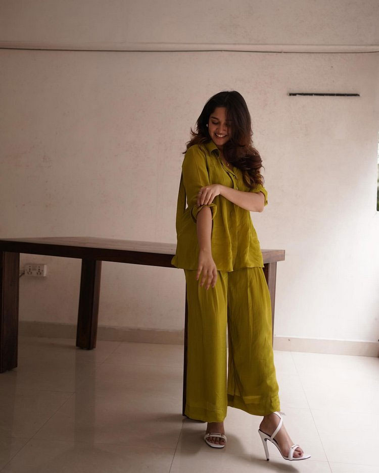 Anikha Surendran Love At Beachside Town