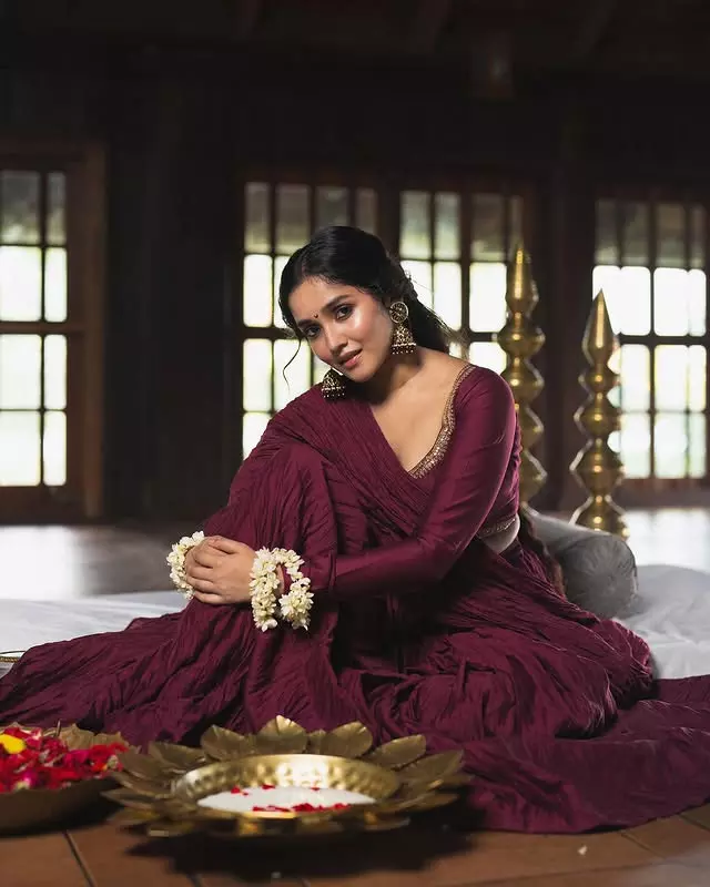 Anikha Surendran Love At Beachside Town Anikha Surendran Love At Beachside Town