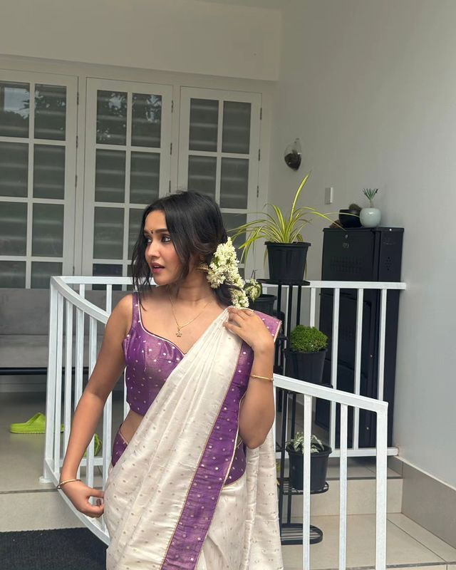 Anikha Surendran Love At Beachside Town