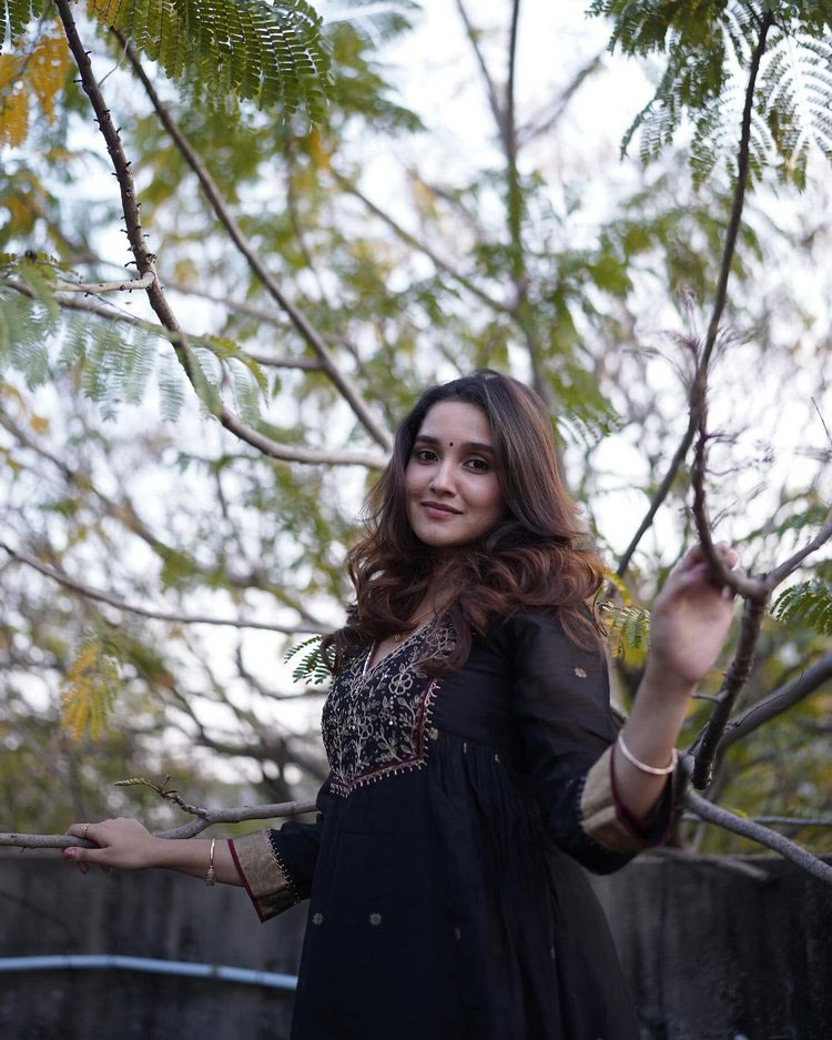 Anikha Surendran Love At Beachside Town