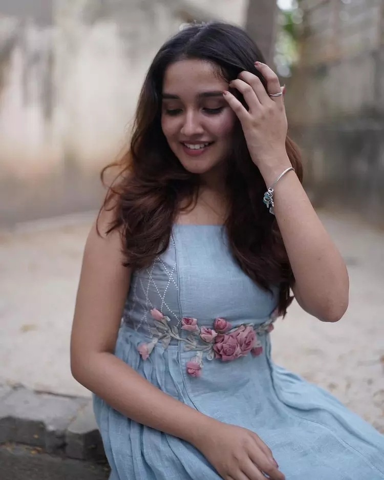 Anikha Surendran Love At Beachside Town