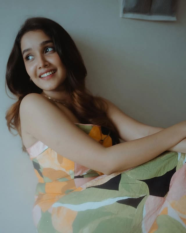 Anikha Surendran Love At Beachside Town