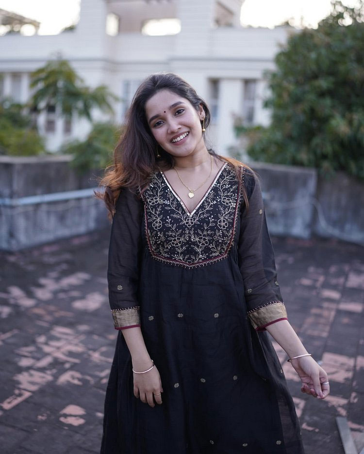 Anikha Surendran Love At Beachside Town