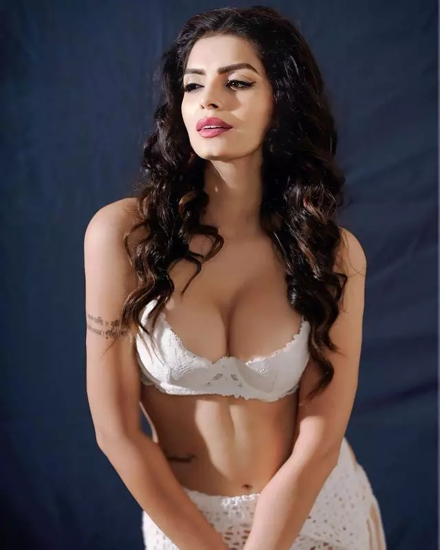 Sonali Rauts Striking Style and Screen Presence Sonali Rauts Striking Style and Screen Presence