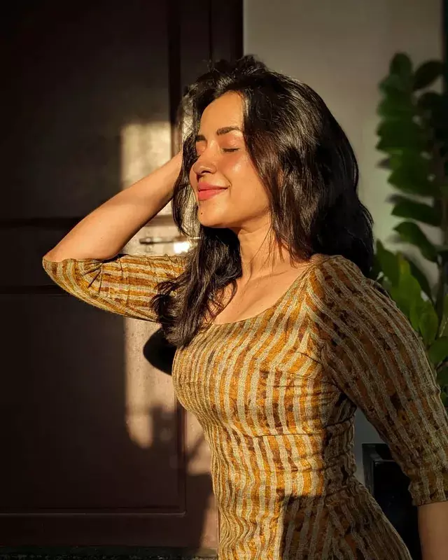 Komalee Prasad Spreads Vintage Vibes with Her 90s Playlist Komalee Prasad Spreads Vintage Vibes with Her 90s Playlist