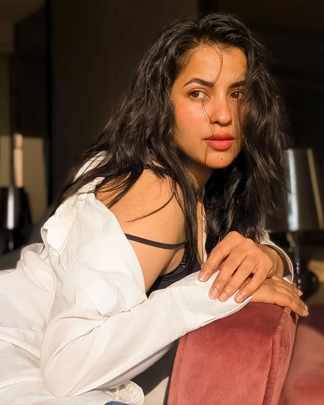 Komalee Prasad Spreads Vintage Vibes with Her 90s Playlist Komalee Prasad Spreads Vintage Vibes with Her 90s Playlist