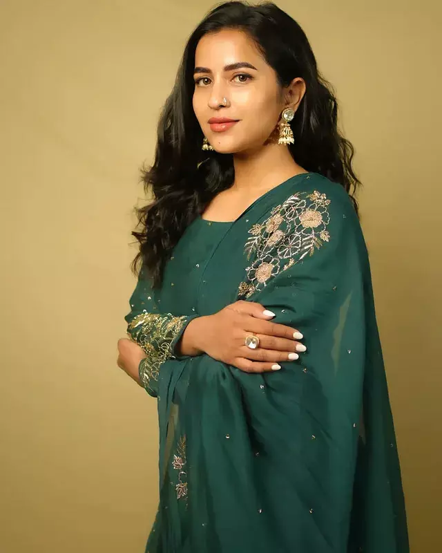 Komalee Prasad Spreads Vintage Vibes with Her 90s Playlist