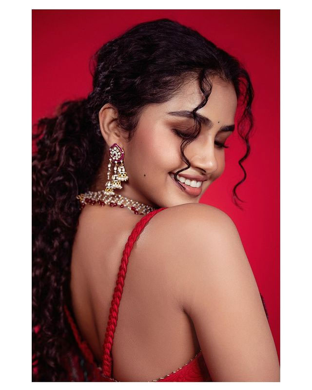 Anupama Parameswaran Stuns in a Pristine White Saree