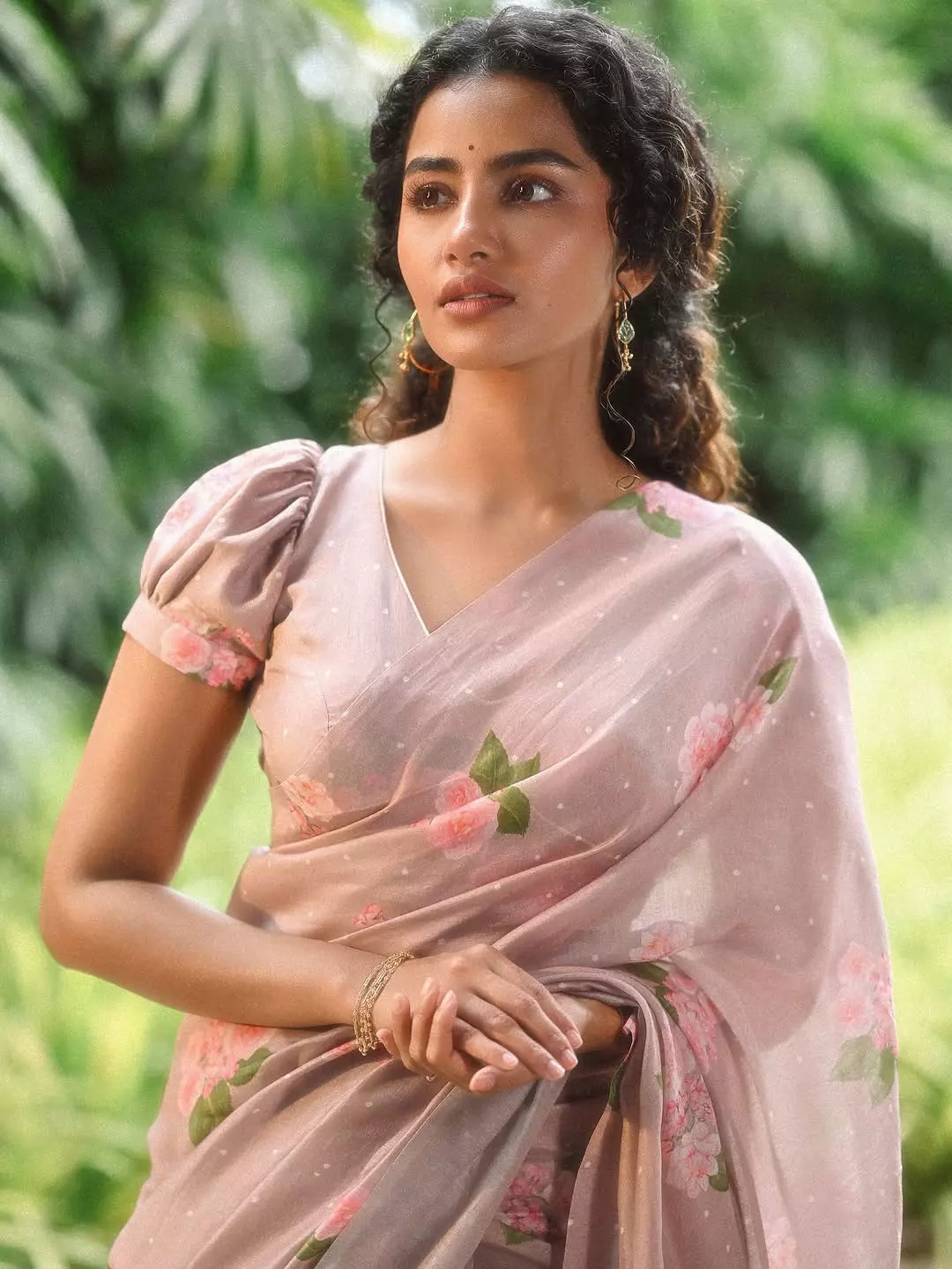 Anupama Parameswaran Stuns in a Pristine White Saree Anupama Parameswaran Stuns in a Pristine White Saree