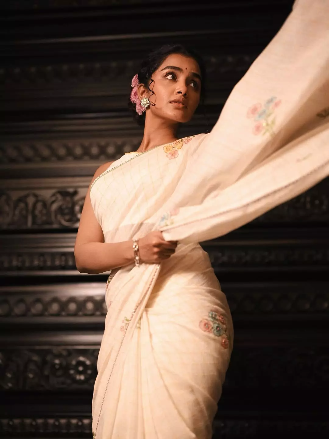 Anupama Parameswaran Stuns in a Pristine White Saree Anupama Parameswaran Stuns in a Pristine White Saree