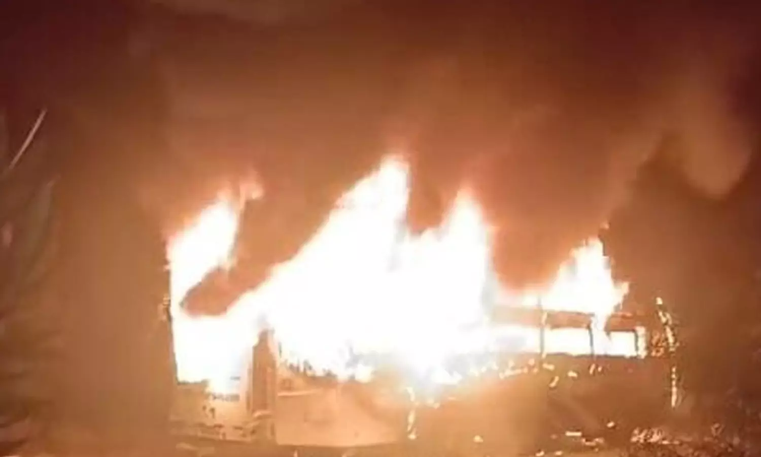 చిట్యాల వద్ద దగ్ధమైన బస్సు.. ప్రయాణికుల పరిస్థితి ఏంటంటే?