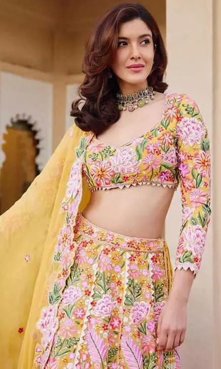 Shanaya Kapoor Radiates Heritage Elegance in Pastel Floral Lehenga