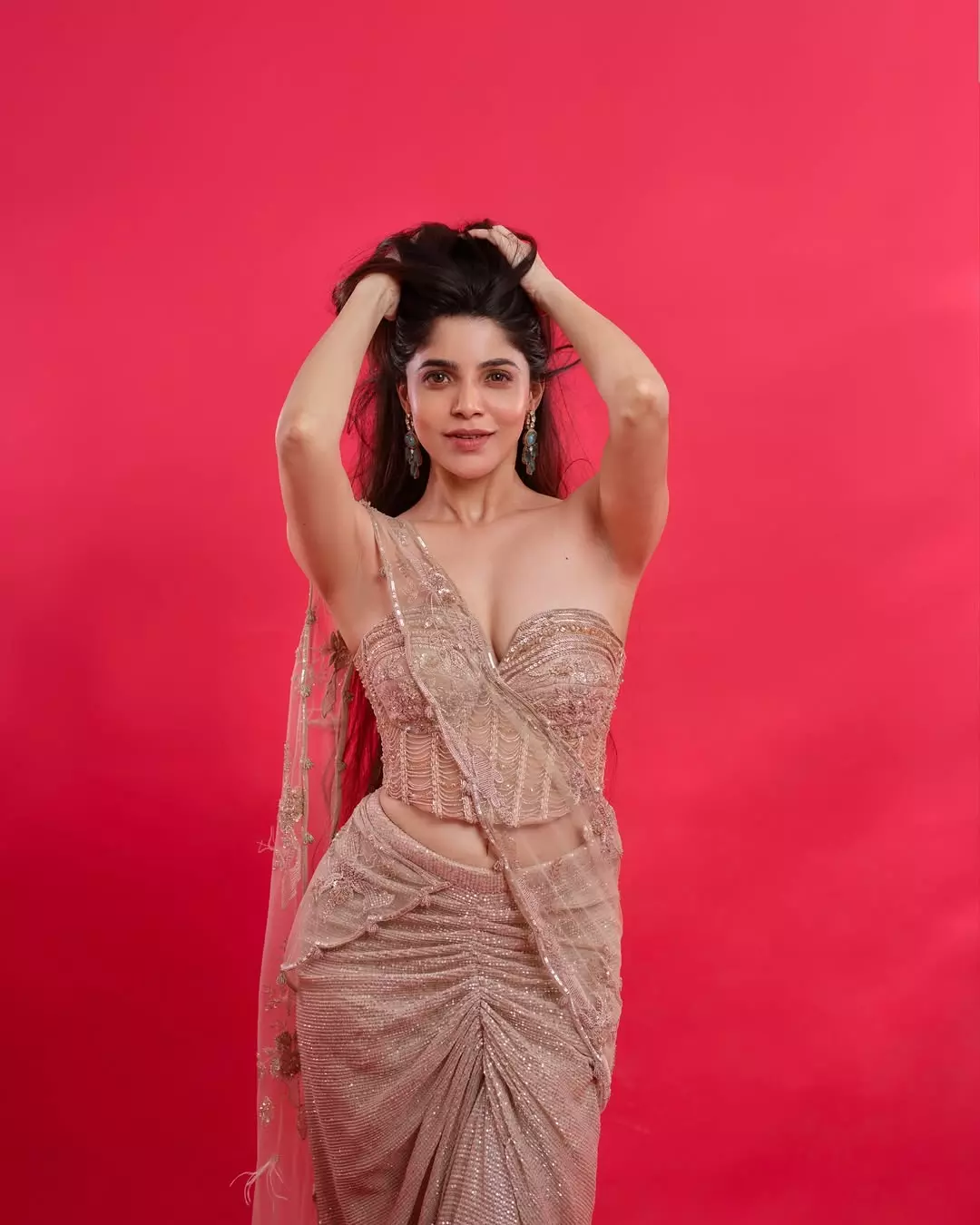 Divya Bharathi Lights Up the Lens in Dazzling Gold Divya Bharathi Lights Up the Lens in Dazzling Gold