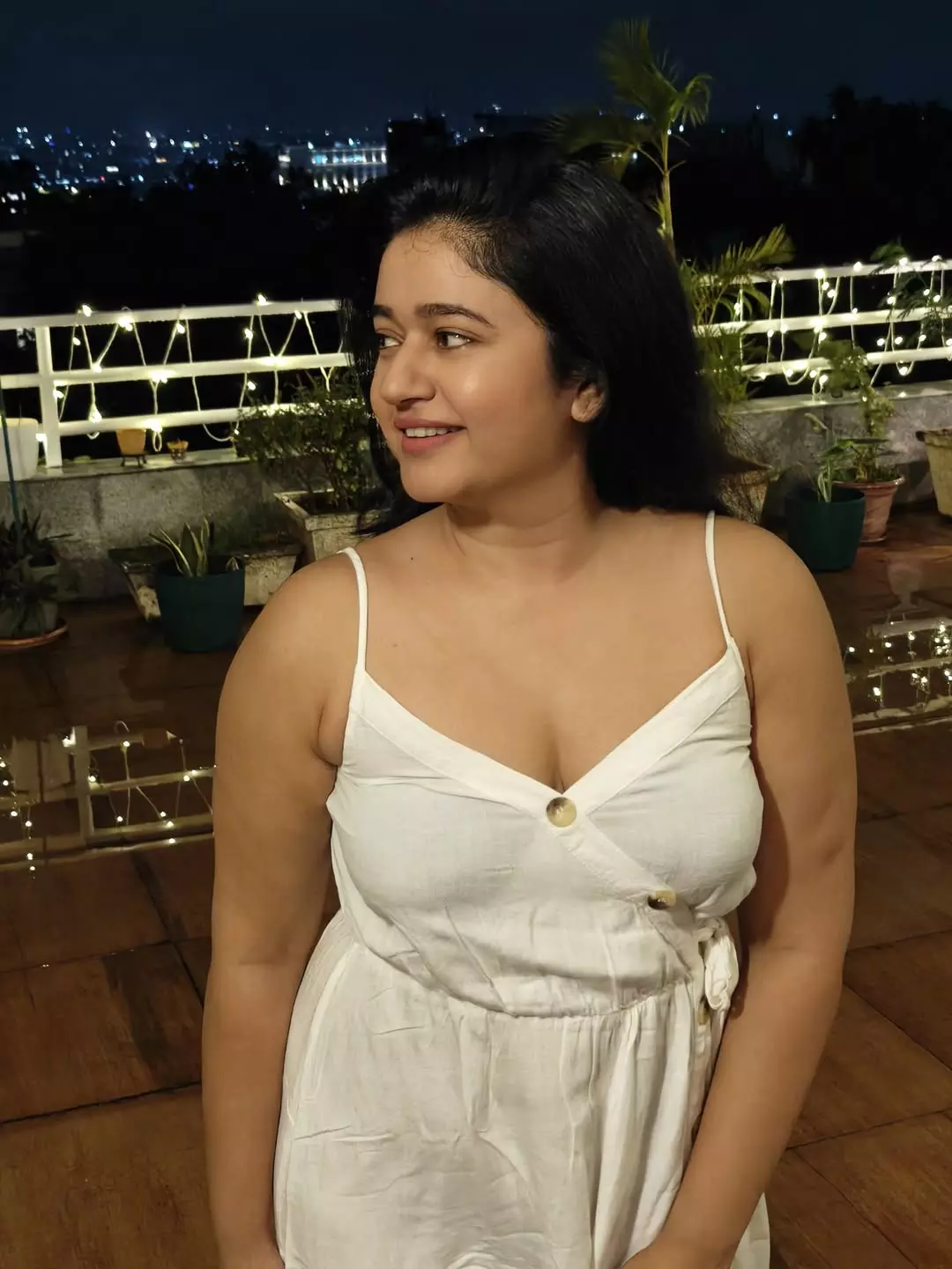 How Poonam Bajwa Redefines Elegance in All-White Attire How Poonam Bajwa Redefines Elegance in All-White Attire