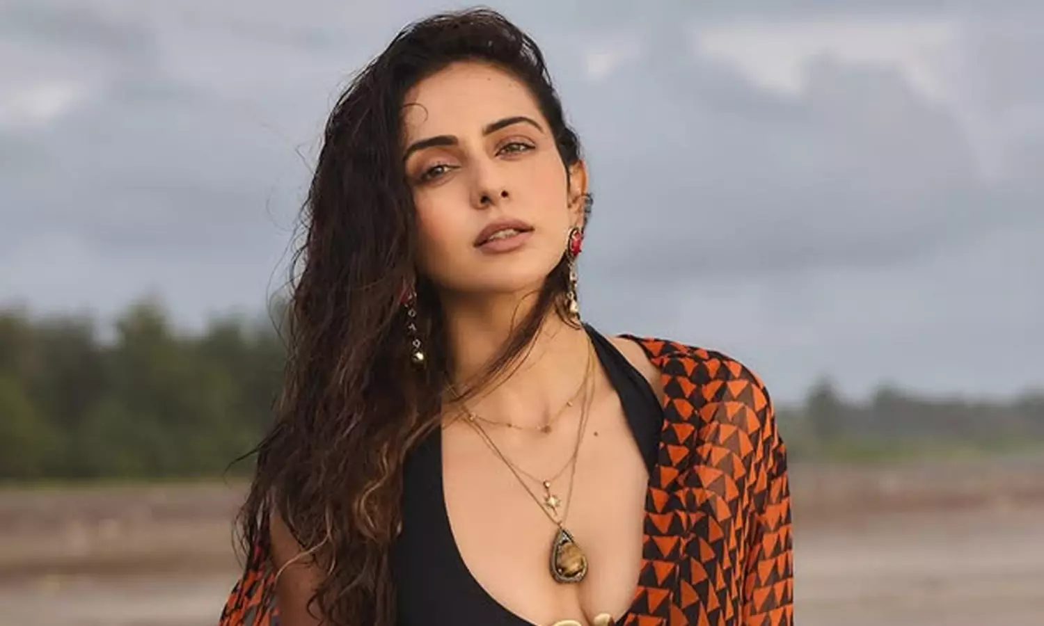 గ్లామర్ తో కట్టిపడేస్తున్న రకుల్ ప్రీత్ సింగ్!