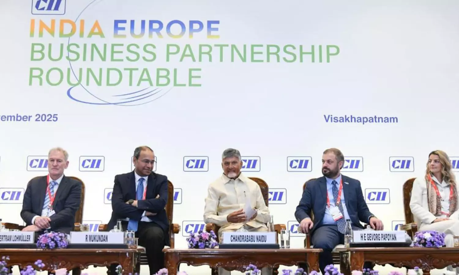 అందరి చూపు విశాఖ వైపే.. సీఐఐ సమ్మిట్ పై కొనసాగుతున్న ఉత్కంఠ అందరి చూపు విశాఖ వైపే.. సీఐఐ సమ్మిట్ పై కొనసాగుతున్న ఉత్కంఠ