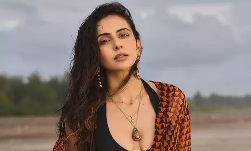 గ్లామర్ తో కట్టిపడేస్తున్న రకుల్ ప్రీత్ సింగ్!