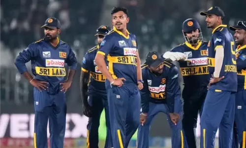పాక్ లో పేలుళ్లు : స్వదేశానికి వెళ్లిపోయిన శ్రీలంక క్రికెటర్లు