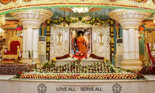 పుట్టపర్తిలో పెద్ద పండుగ.. తరలివస్తున్న ప్రముఖులు