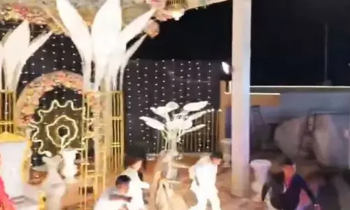 స్టేజీ మీదే పెళ్లికొడుకును పొడిచేశారు.. షాకింగ్ వీడియో