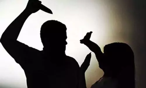 పట్టపగలు.. నడిరోడ్డు మీద భార్యను కత్తితో చంపేశాడు
