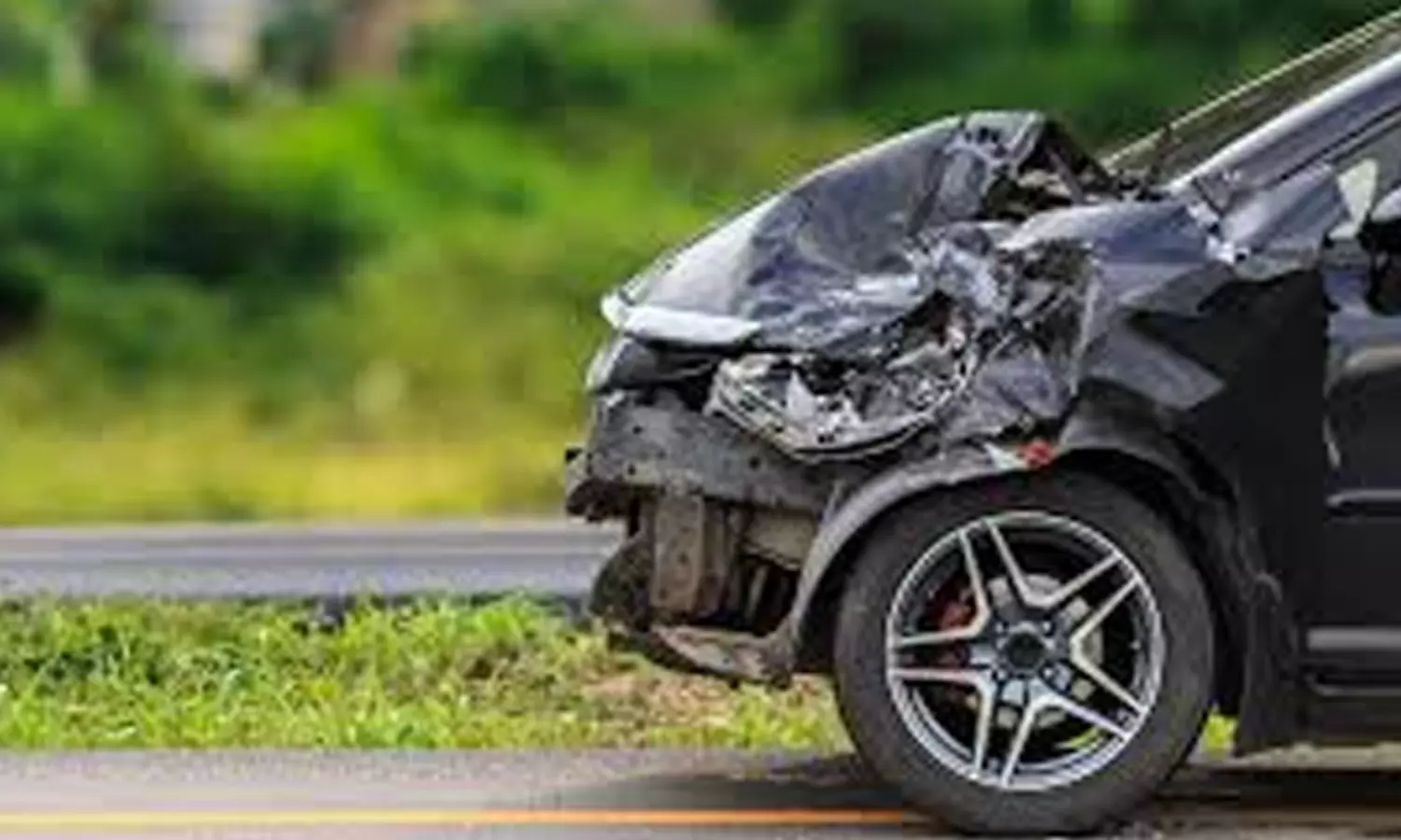 అర్థరాత్రి జూబ్లీహిల్స్ లో బీభత్సం.. మత్తులో కరెంట్ పోల్ కు కారును గుద్దేసిన యువతి