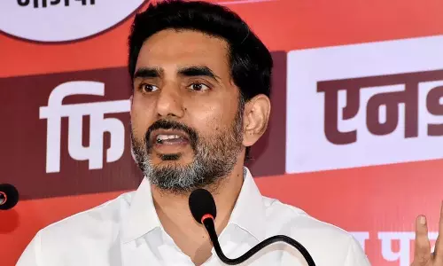 ఫుల్లు బిజీలోనూ లోకేష్ ప్ర‌జాసేవ‌!