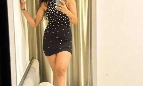 deepika pilli turns up the heat with bold mirror look