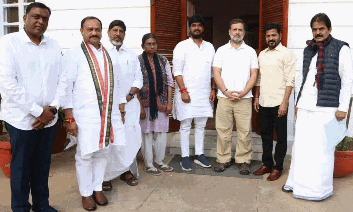 పిక్  టాక్... తన విజయాన్ని రాహుల్  కు చూపించిన రేవంత్!