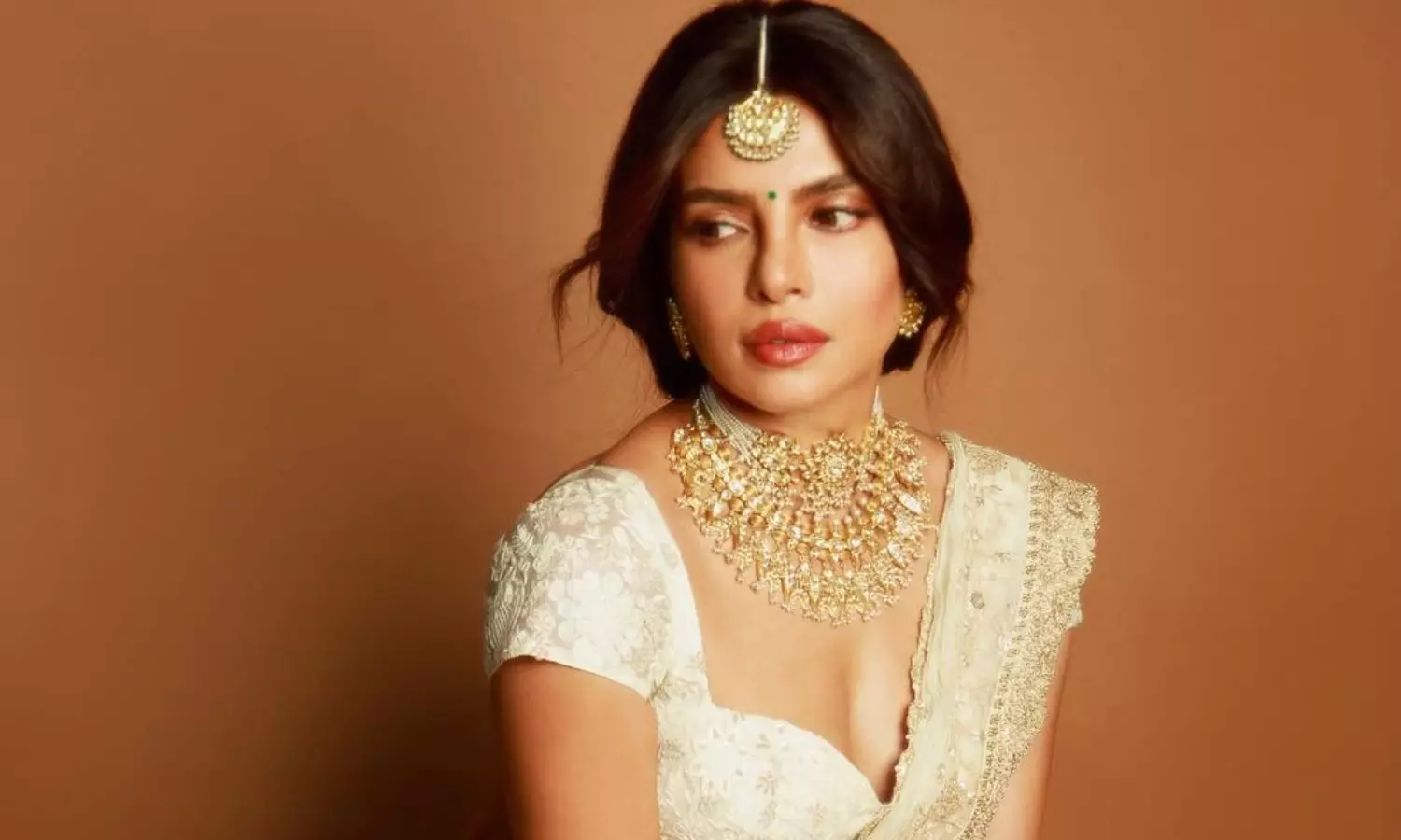 ట్రెడిషనల్ లుక్ లో మెస్మరైజ్ చేసిన గ్లోబల్ స్టార్!