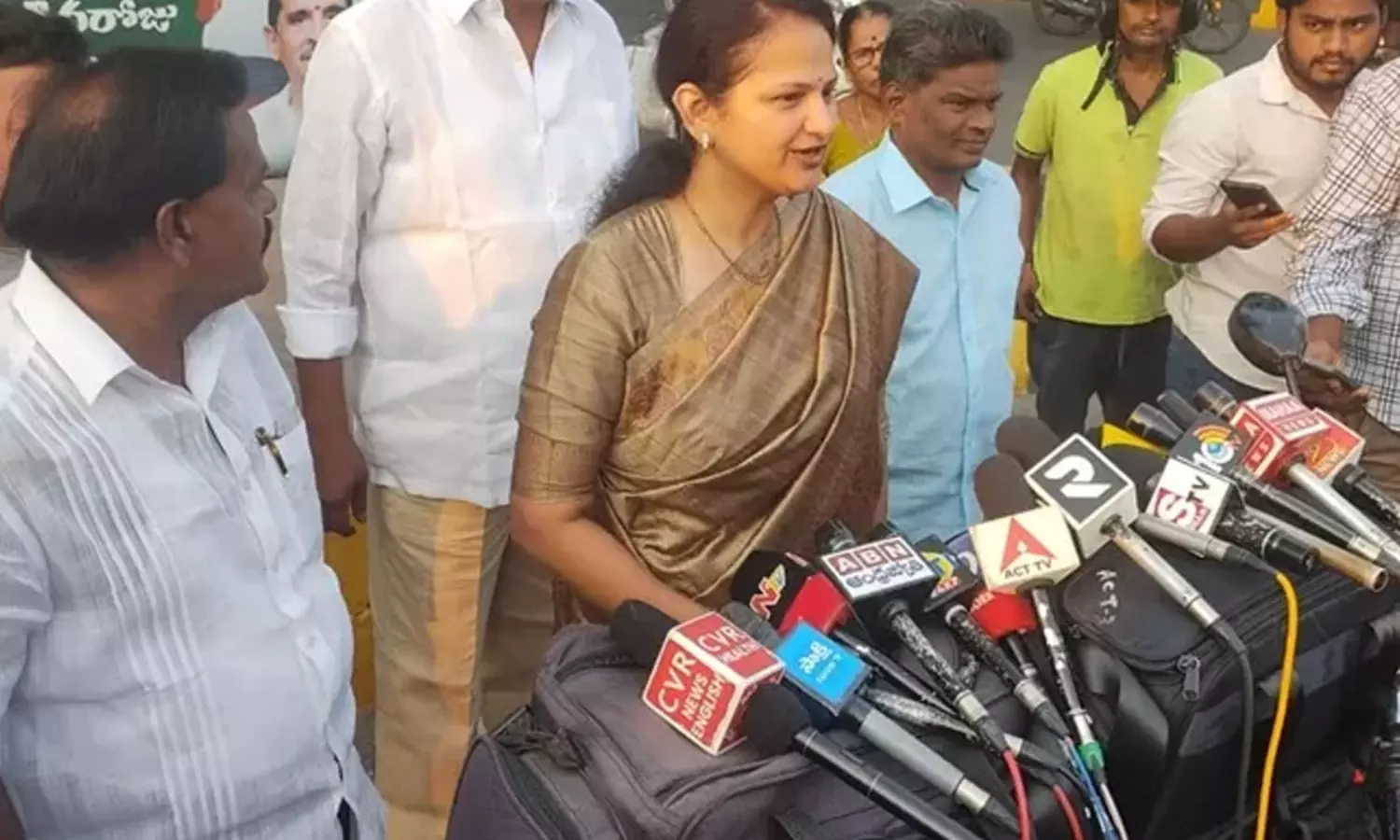 వంగ‌వీటి ఆశ‌..... వెనుక ఎవ‌రున్నారు?!